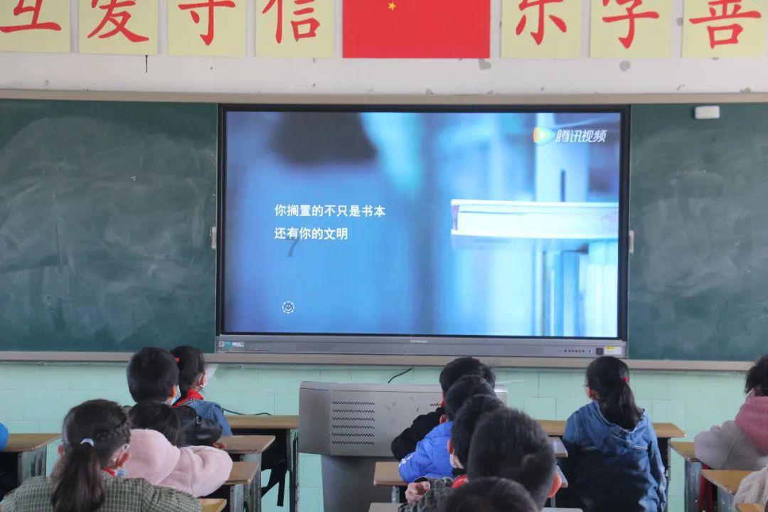 救援旅行男孩